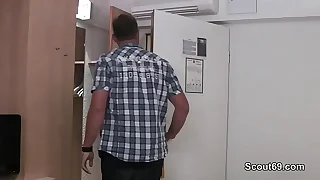 Jungspund bekommt Hilf bei seinem ersten Fick von Mutter